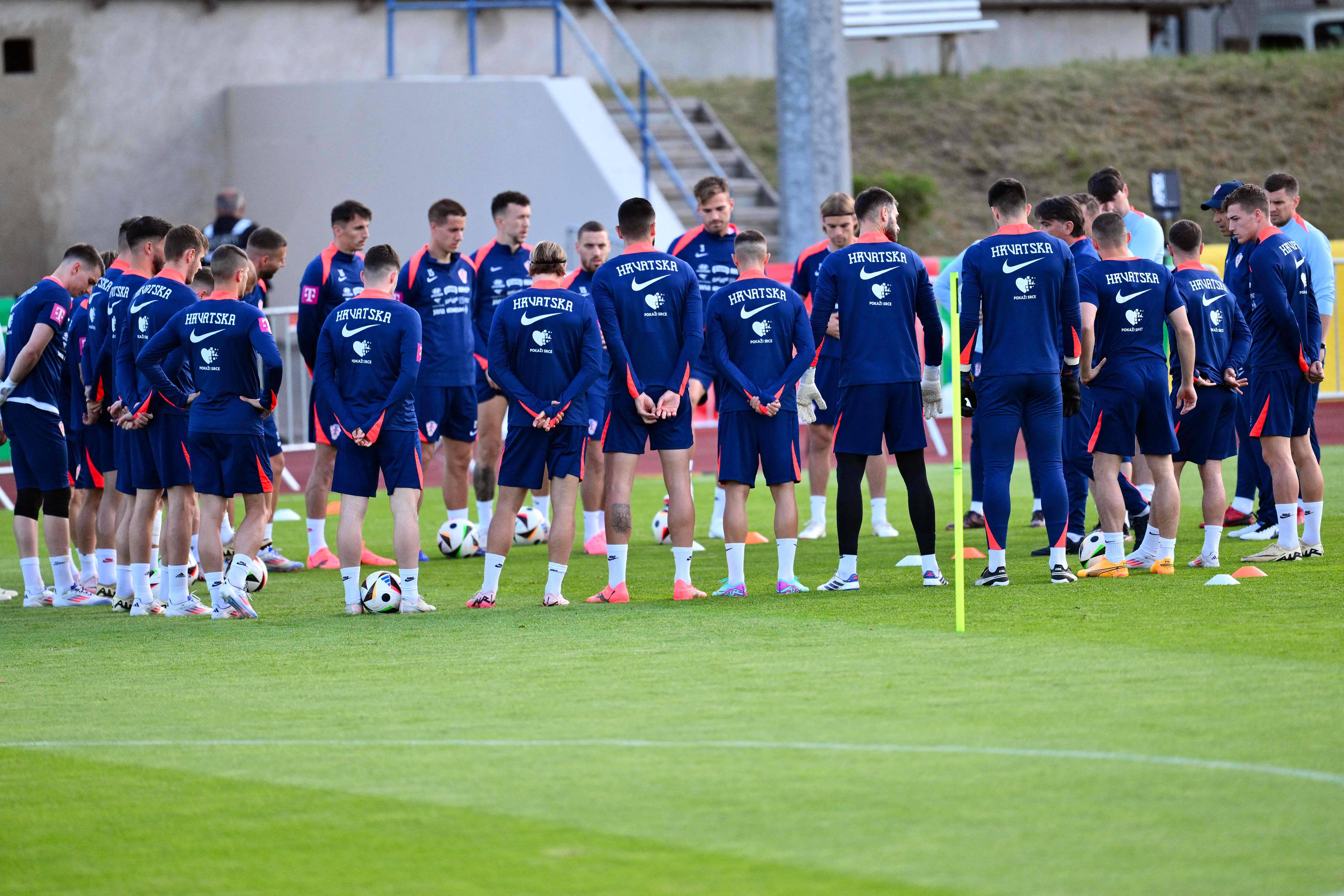 关于球队名单公布，各国队员备战备战欧锦赛的信息